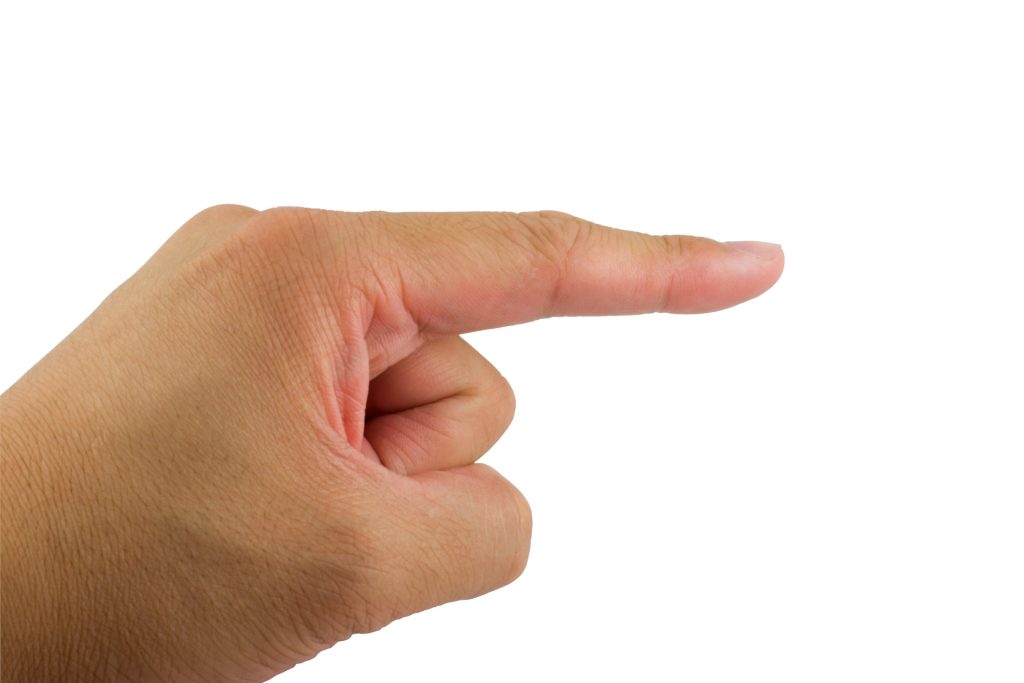 указывает пальцем. рука указывает. указующий палец. рука показывает направление. руки вправо.